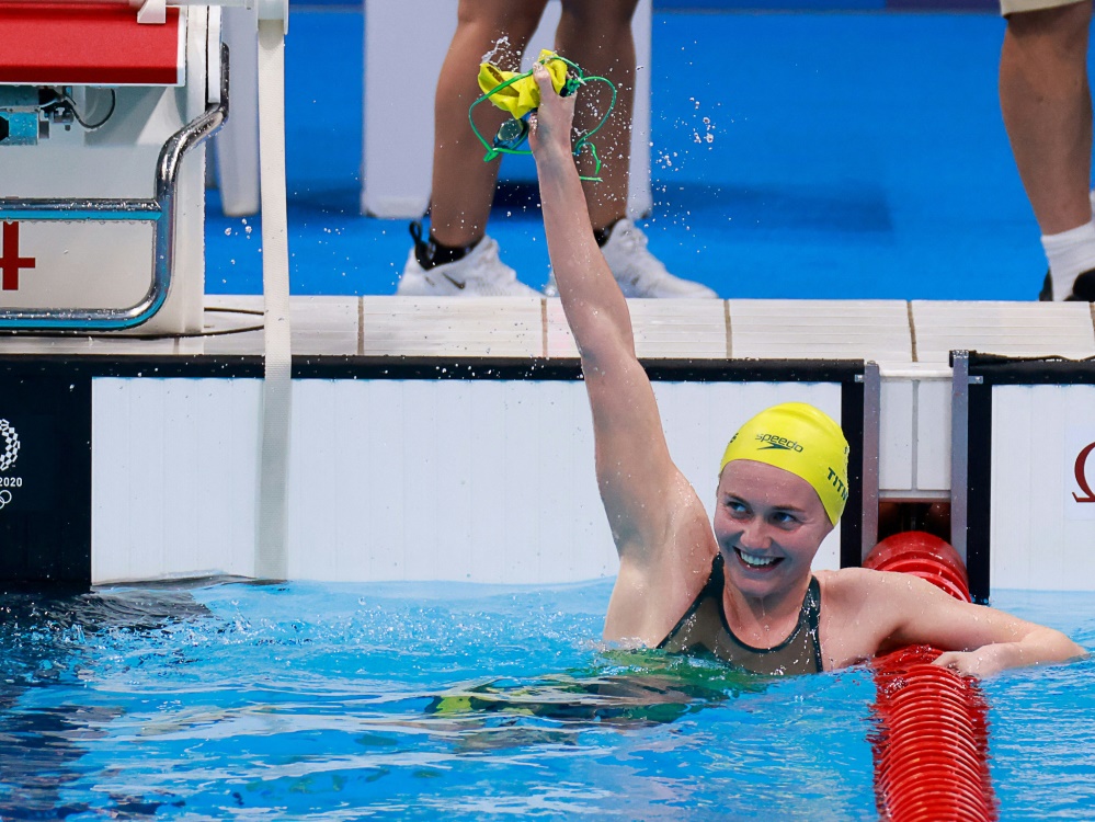 Ariarne Titmus freut sich nach ihrem Olympiasieg (© AFP/SID/ODD ANDERSEN)